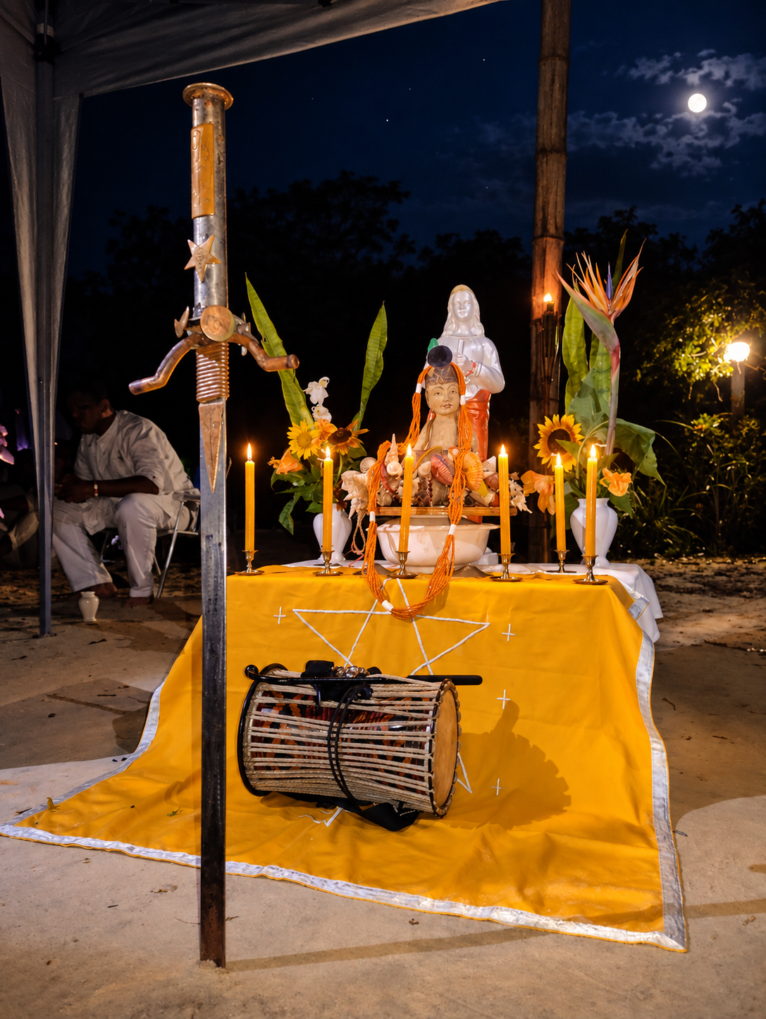 Altar ritual de Iyê Unyejima com tambores e velas, Bertioga, 2022